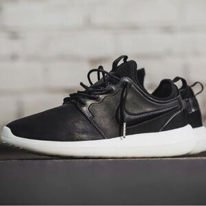 NEW NIKE LEATHER SNEAKER